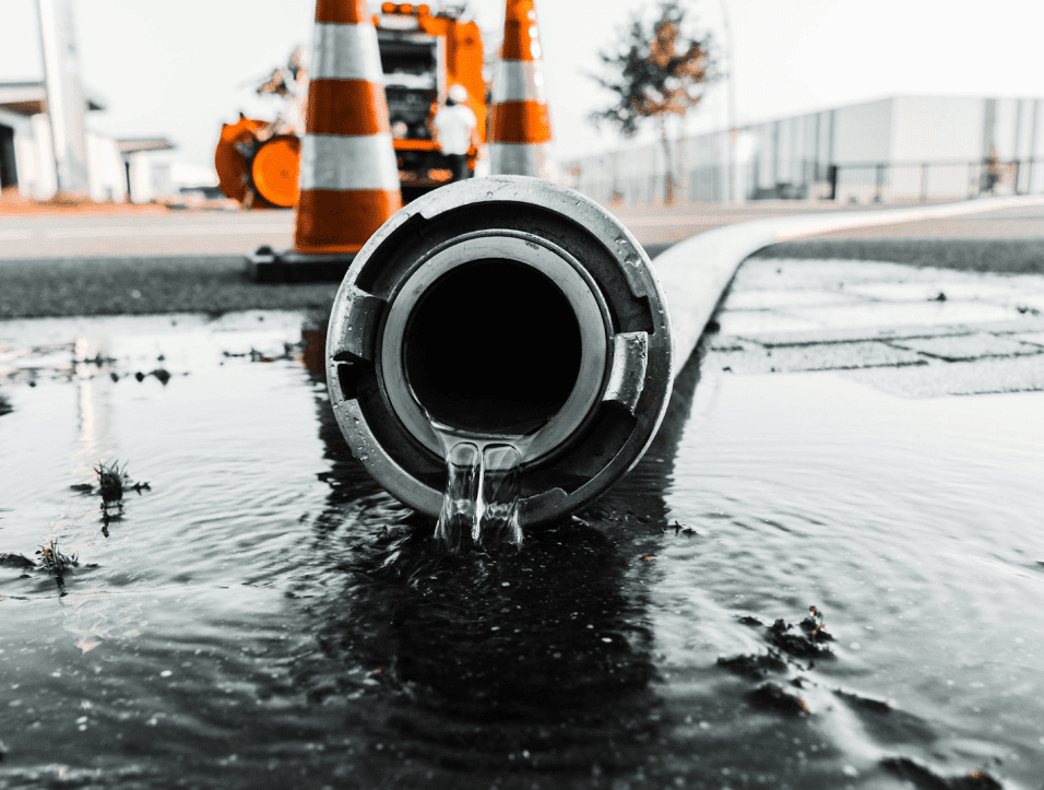 A dirty pipie with a leak